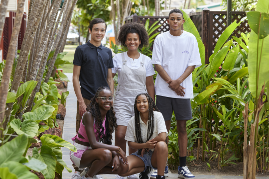 De jongeren en presentatrice van Reis naar je roots