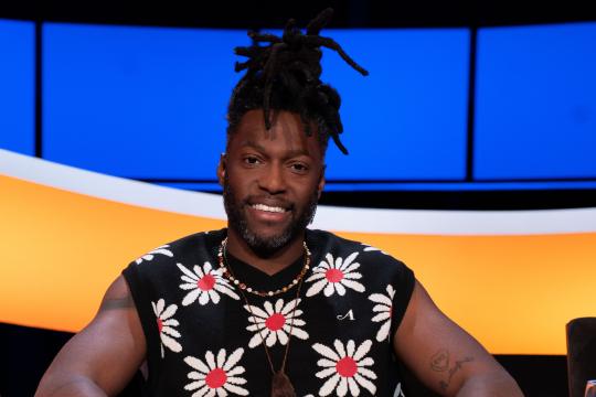 Man met zwart haar en ketting