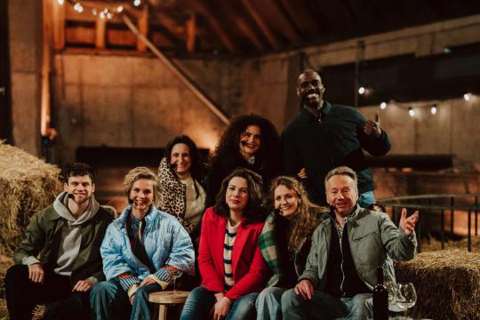 Groep mensen in een schuur