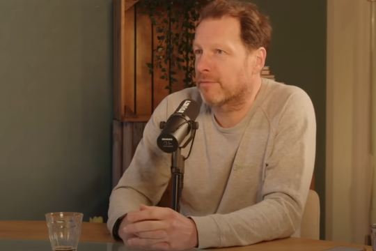 Man met een microfoon voor zich