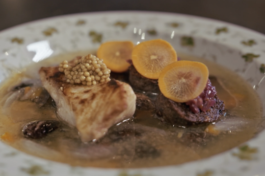 Bord met bouillon en vlees