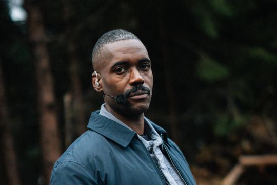 Man met zwarte snor in het bos