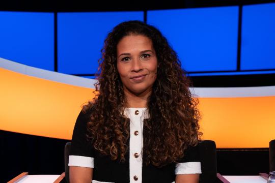 Mevrouw met lange zwarte krullen