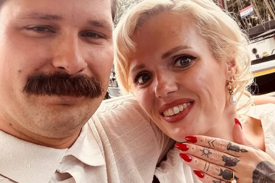 Een man en een vrouw laten een ring zien