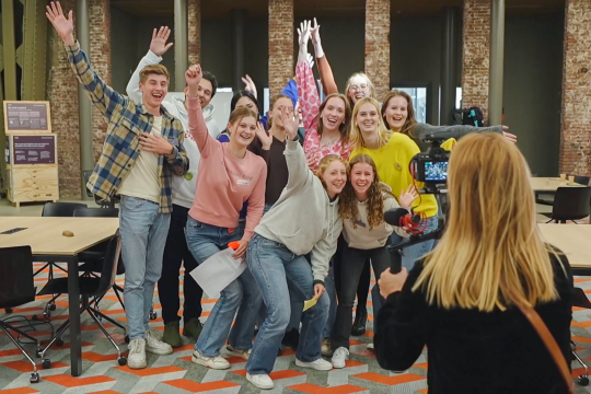 Studenten Druk! Een groep jongeren lacht naar de camera