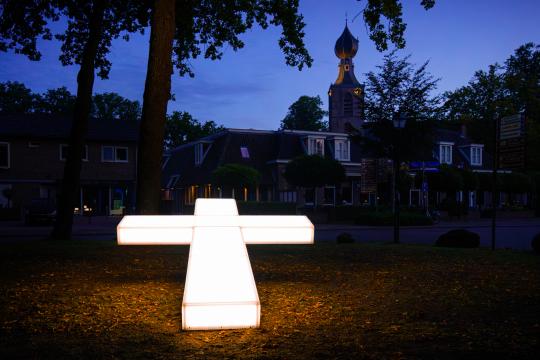 The Passion - Kruis in Dwingeloo Wit lichtgevend kruis
