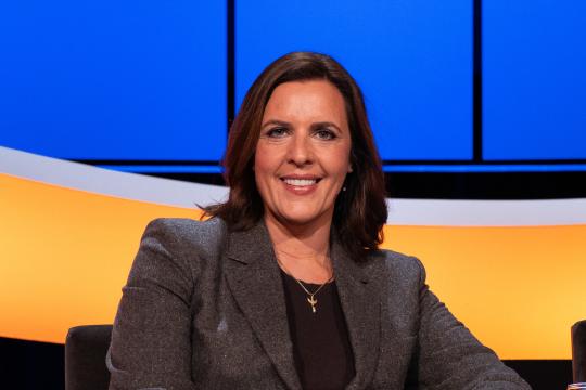 Lachende vrouw met bruin haar in de studio