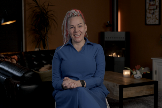 Lachende vrouw met blauwe polo