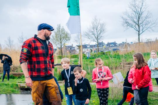 Zappelin Brigade Boswachter Tim met kinderen in een plas