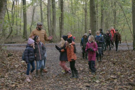 Natuurexpert Tim Hogenbosch gaat een dag meelopen met ‘buiten-leerkacht van het jaar’ Tine Nieboer. Ze sleepte de prijs in de wacht voor haar passie om kinderen het jaar rond, in de natuur les te geven. Ze stelt een speciaal lesprogramma samen waar de kinderen mee aan de slag kunnen. Haar inspirerende lessen in de buitenlucht zijn wekelijks een feest voor de kinderen. Buitenles van Tine en Tim in Buitenveldert