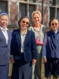 Yvon Jaspers en zusters in Kloostergasten