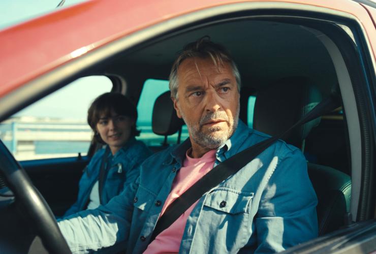 Man en kind in auto met gordel om