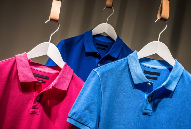 Drie verschillende kleuren poloshirts