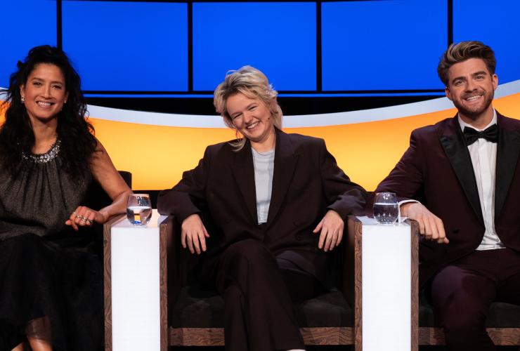 Drie mensen in een studio