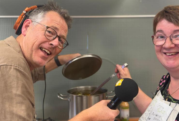 Man en vrouw bij pan