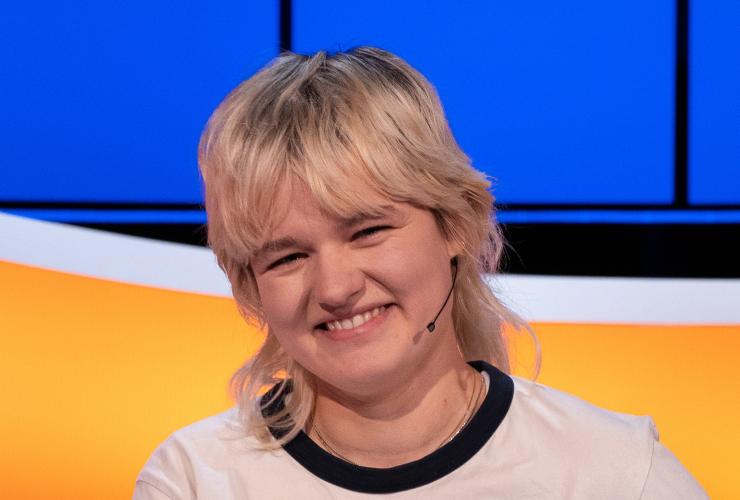 Mevrouw met blond haar en pony in de studio