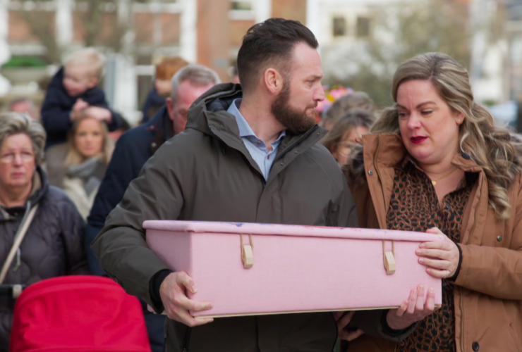 Jan-Willem en Ilse dragen de kist van hun stilgeboren docher