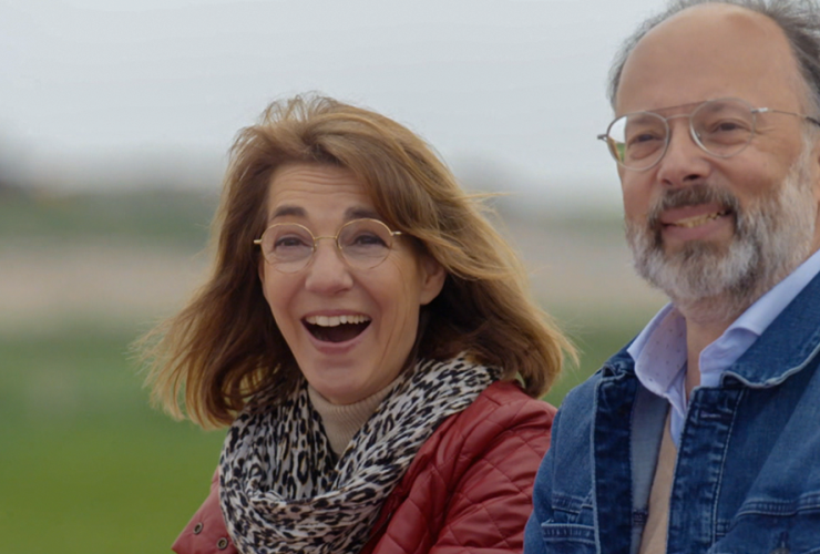 Een lachende man en vrouw