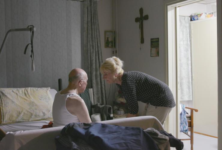 Janneke met een patiënt in De nachtwaker 
