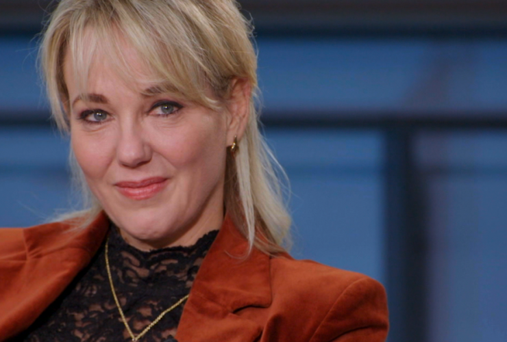 een vrouw met een rood jasje