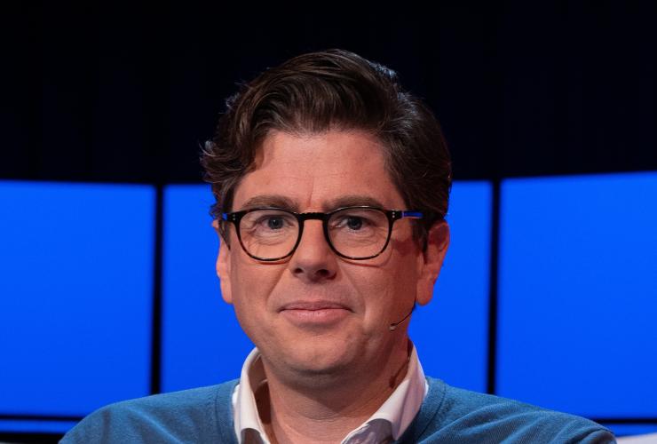 Man met bril en zwart haar