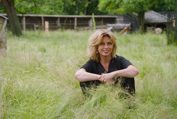 Annemiek Schrijver in het gras