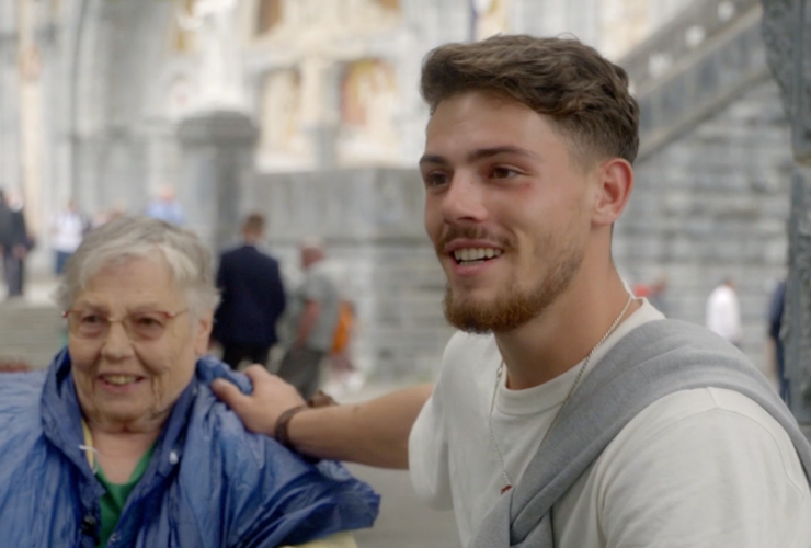Dwight samen met zijn oma in Francis naar Lourdes