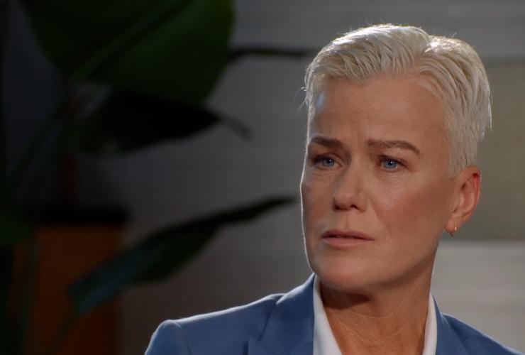 Blonde mevrouw met blauw pak