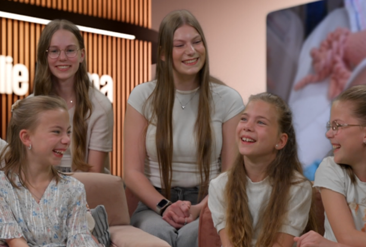 een vrouw met zes dochters