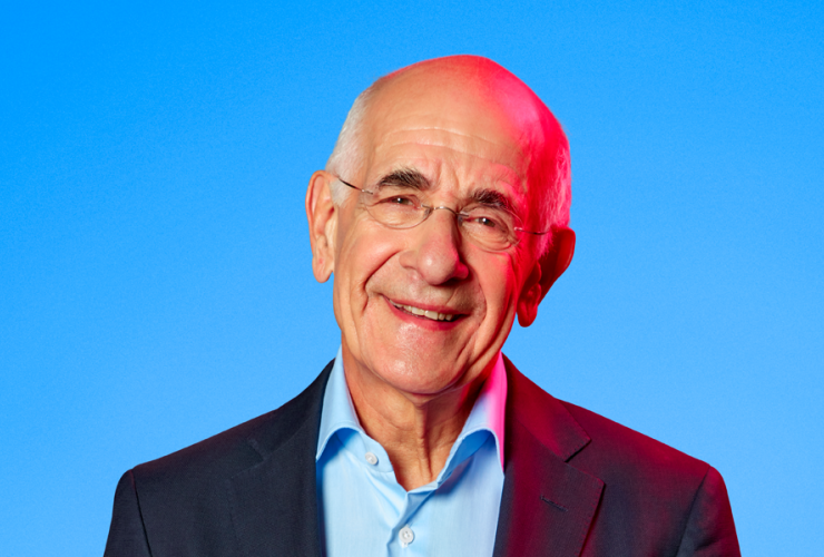 een man voor een blauwe achtergrond