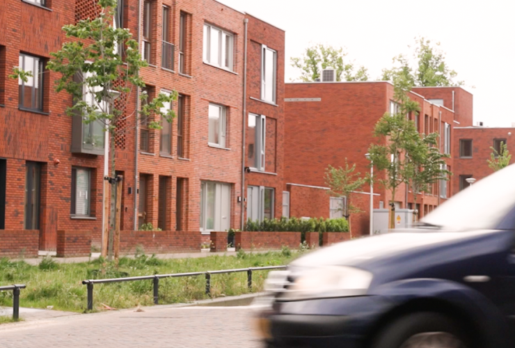 Een auto rijdt door een straat