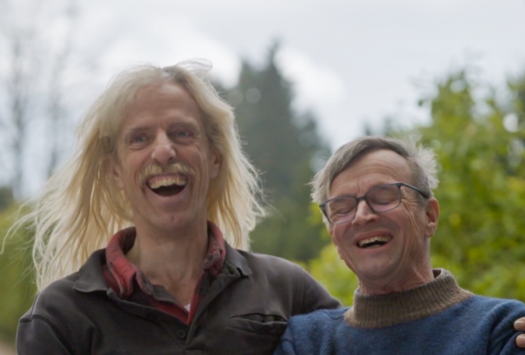 twee lachende mannen buiten