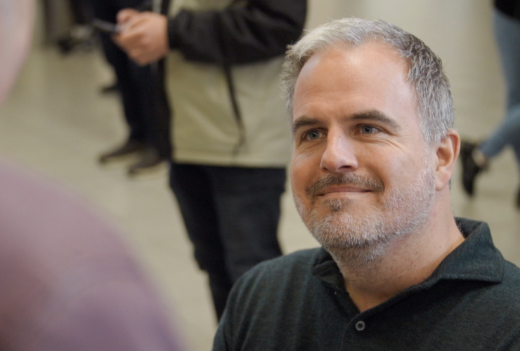 een man met een zwart shirt