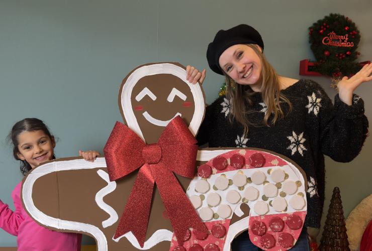Vrouw met kind en groot knutselwerk