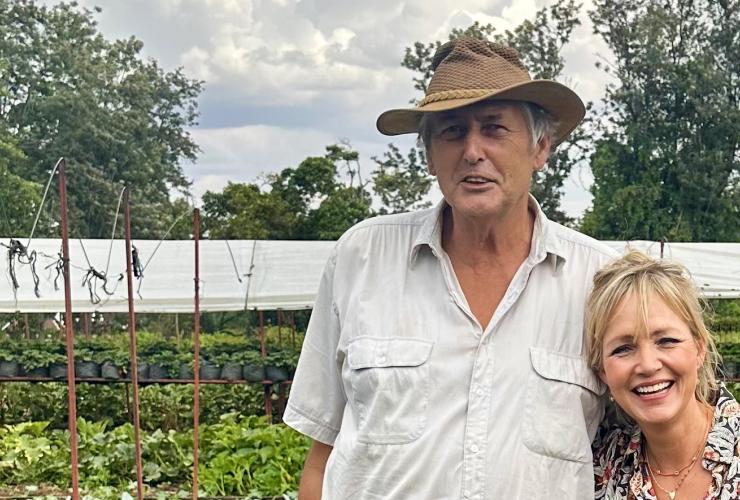 een man en een vrouw tussen de gewassen