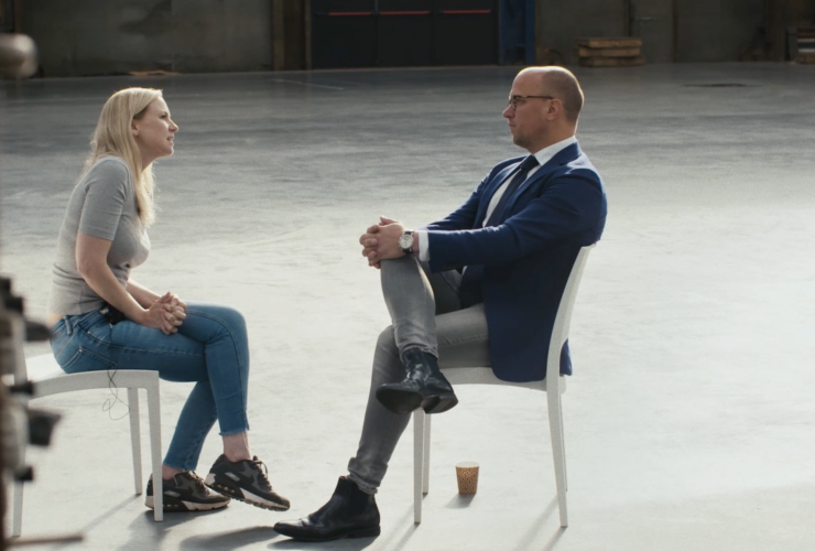 Man en vrouw zitten op stoelen