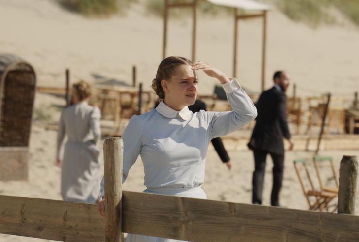 Een vrouw loopt over het strand