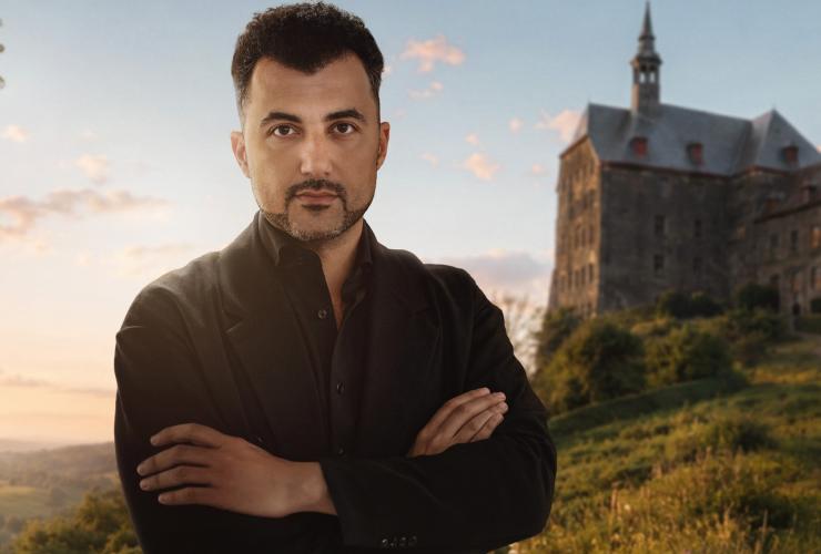 Schrijver en columnist Özcan Akyol in Kloostergasten
