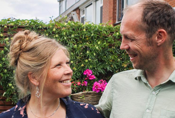 Maarten en Gerdine Blom in de achtertuin 