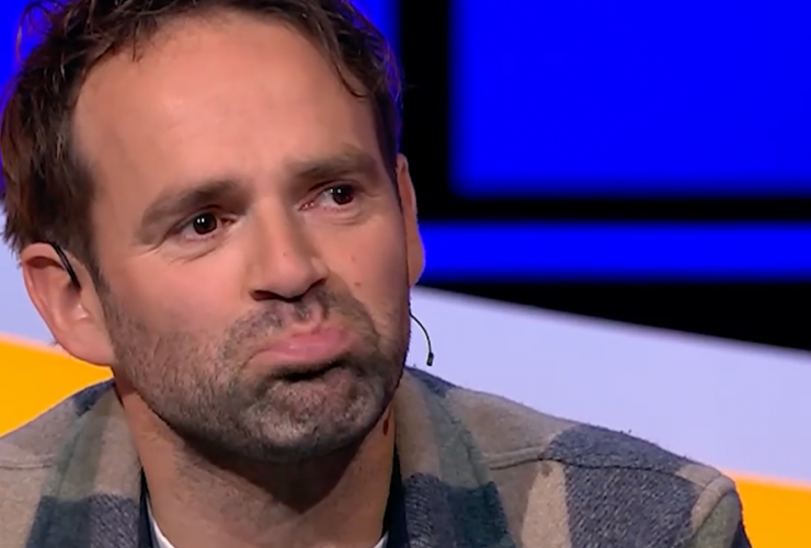 een man met een pruillip