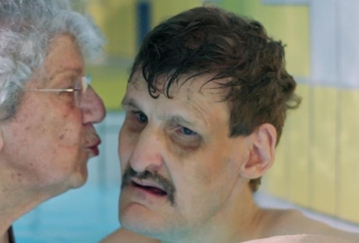 Moeder Tineke en zoon Job in het zwembad 