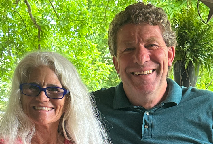 een man en een vrouw lachen