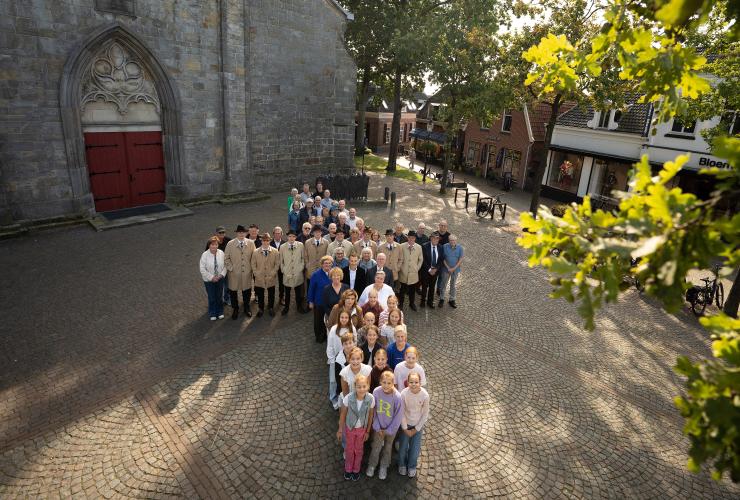 Mensen vormen een groot kruis
