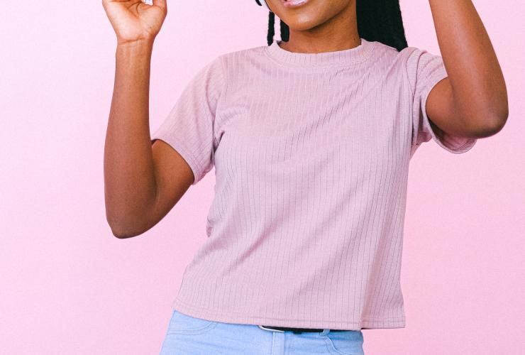 meisje aan het dansen op muziek