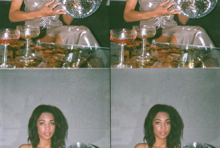 vrouw met een discobal in de handen