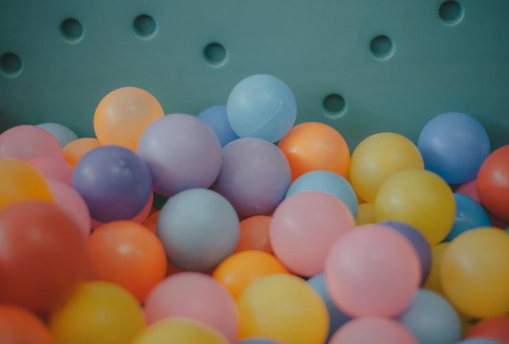 Ballenbak met gekleurde ballen
