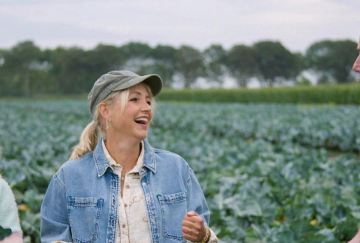 drie mensen aan het oogsten