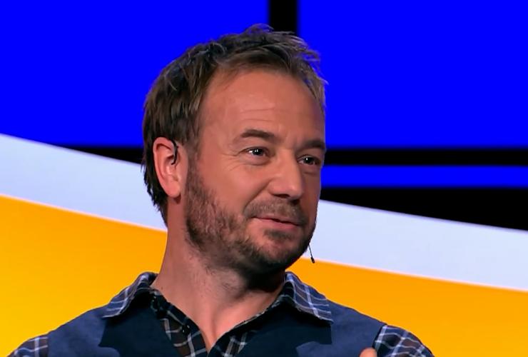 Een man in een blauw met gele studio