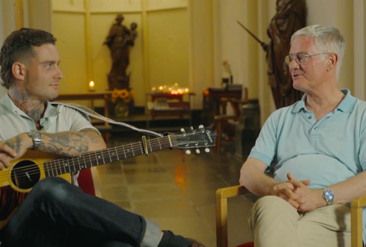 Douwe Bob in en overste Frank van Roemund