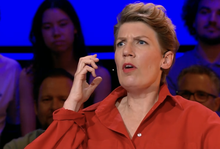 Vrouw in rode blouse